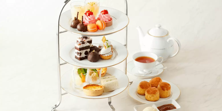 格式ある中庭を眺めながら楽しむ別格の紅茶体験