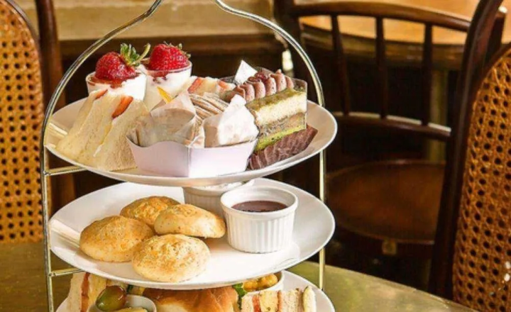 飲み放題付きのティーセットとアンティークに囲まれた落ち着きの空間