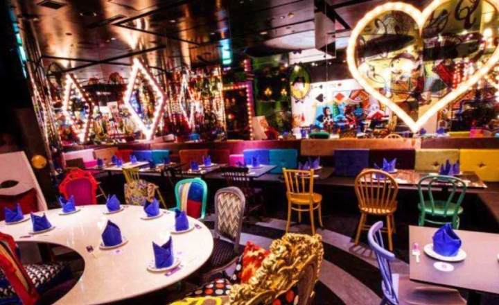 物語の主人公に!映え度満点の「幻想の国のアリス」