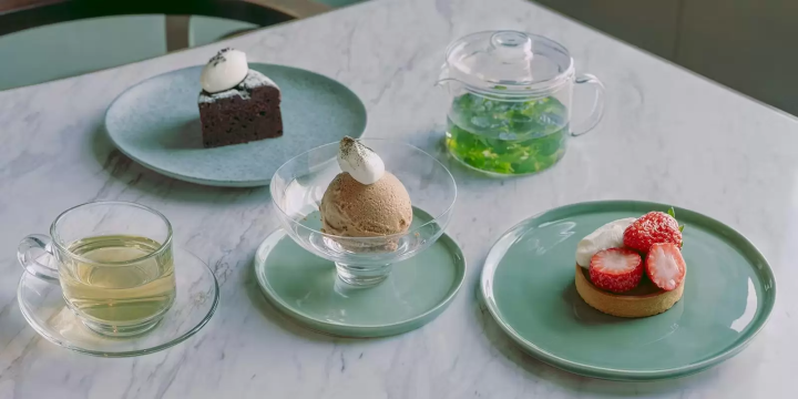 自然光が差し込む開放的なレストランで季節を彩るホテルメイドのスイーツを堪能