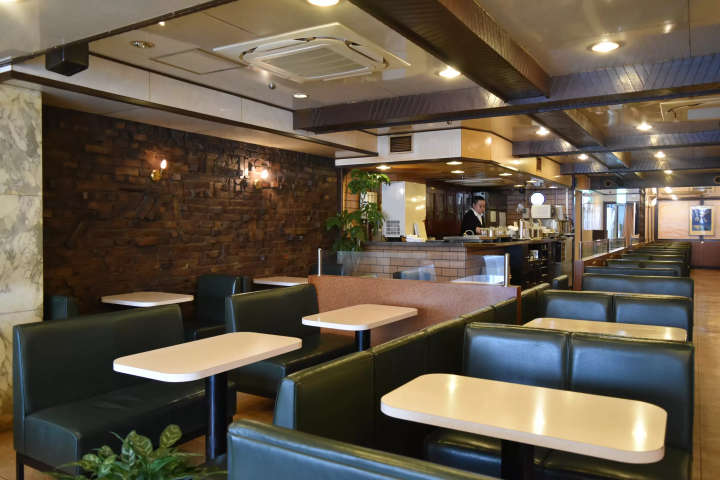 [Shinjuku Station West Exit] An oasis for smokers! Two Showa cafes where you can smoke!