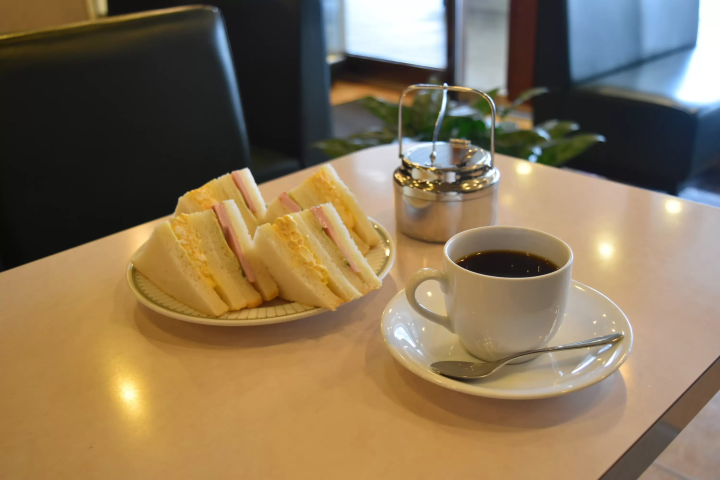 [Shinjuku Station West Exit] An oasis for smokers! Two Showa cafes where you can smoke!