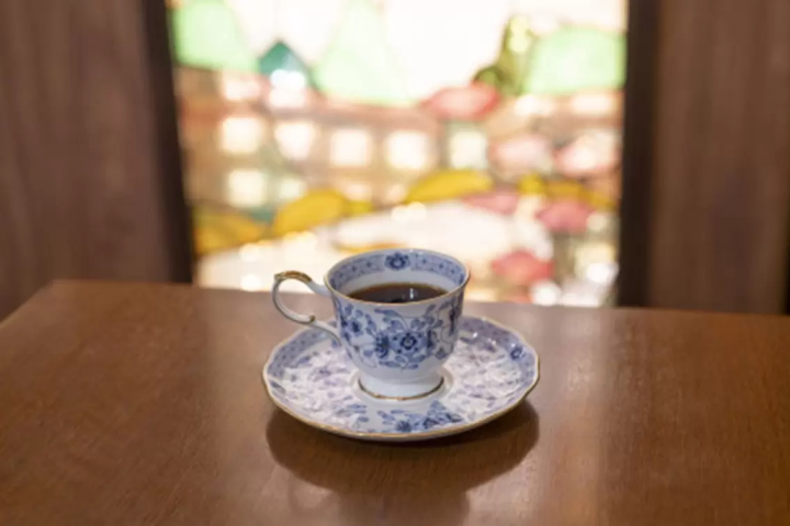 [Shinjuku Station West Exit] An oasis for smokers! Two Showa cafes where you can smoke!