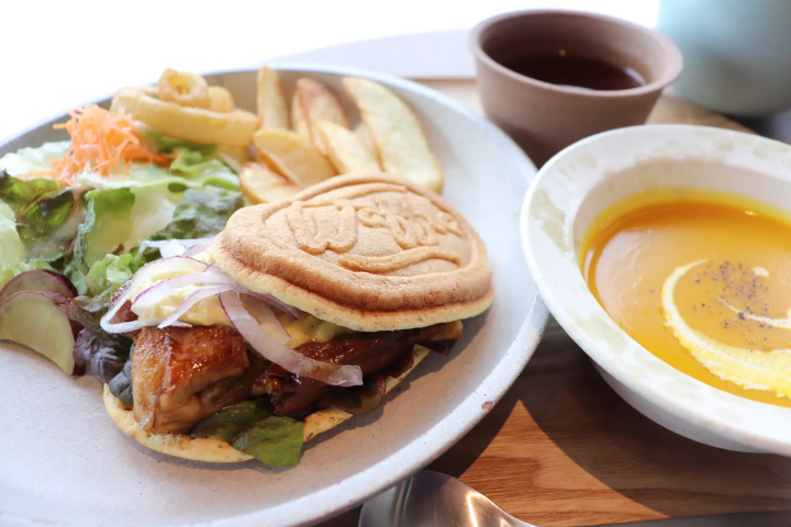 Okayama's classic souvenir, "Hakujyuji Confectionery" waffles, and a new cafe experience.