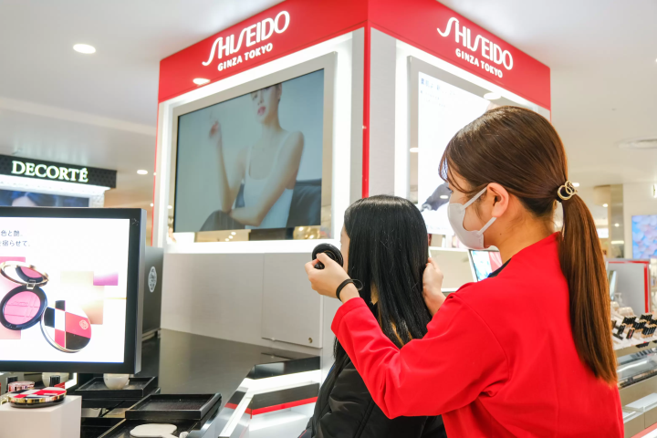 Shinjuku Shopping: BIC CAMERA Latest Goods & Odakyu Department Store Cosmetics and Gourmet Guide