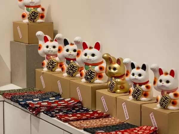 Examples of exhibits at the "TOKONAME Gallery" located within the building. 