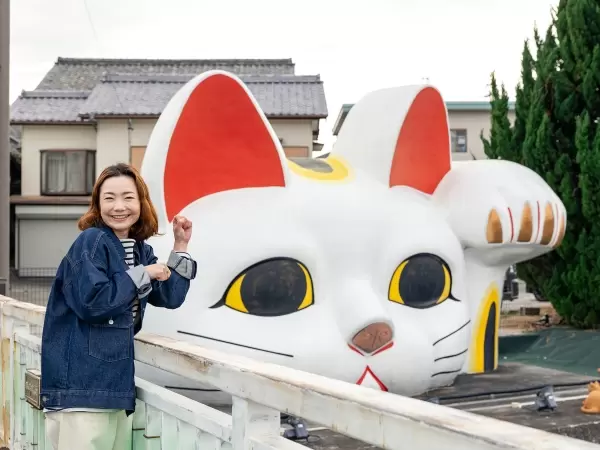 Tokonyan, the guardian cat. It is said that its left paw attracts "people" and its right paw attracts "good fortune." 