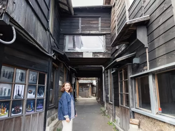 A former clay pipe factory. The covered walkway spanning the alley is a rare architectural feature not seen today! 