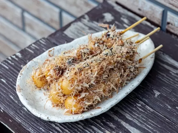 Enjoy eating fragrant rice dumplings made with local tamari soy sauce while strolling around! 