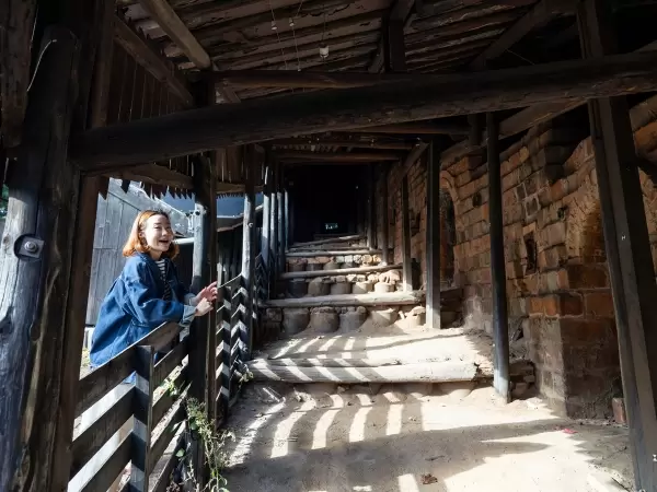 The "Noborigama (Toei Kiln)" has a tilt angle of approximately 17 degrees and eight firing kilns. 