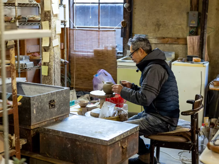 As I passed by the Ishimizu Kiln workshop, they were in the middle of assembling the parts for a teapot! 