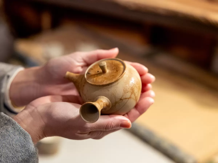 As befits Tokoname, a town by the sea, this teapot is made using the "seaweed-covered" technique, where seaweed is wrapped around the clay body before firing. 
