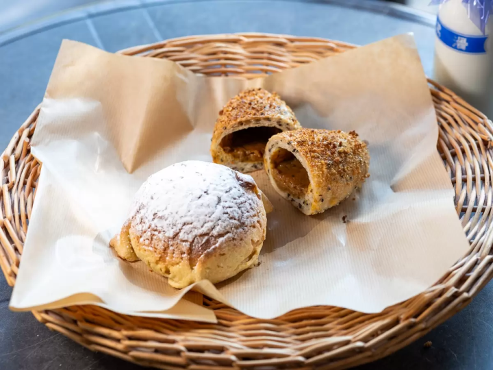 The most popular items at "Pan Kobo Fuusha" are the melon bread and the black sesame curry bread. 