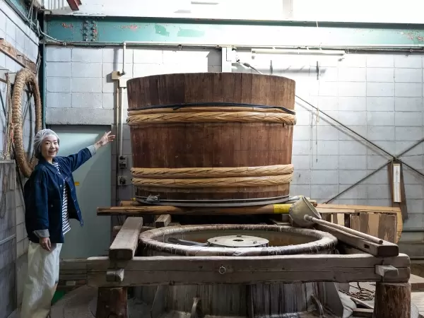 A large steamer called a "koshiki" is used to steam sake rice. Only a few breweries in Japan still use the traditional wooden koshiki. 