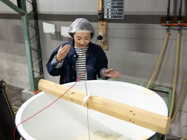 Let's take a look at "shubo," the base of sake. Experience the rising aroma and the state of the bubbles. 