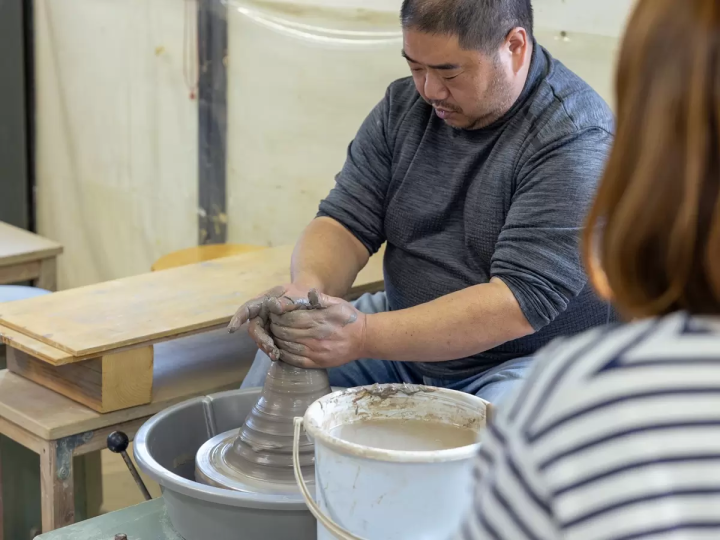 Koichiro Takeuchi, a ceramic artist who is also an instructor at the school and creates the tableware for "Sasarake" 