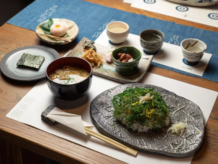 A special dinner is included on the tour. After the meal, you will receive either fresh Japanese sweets from a long-established confectionery shop or homemade mousse and jelly. 