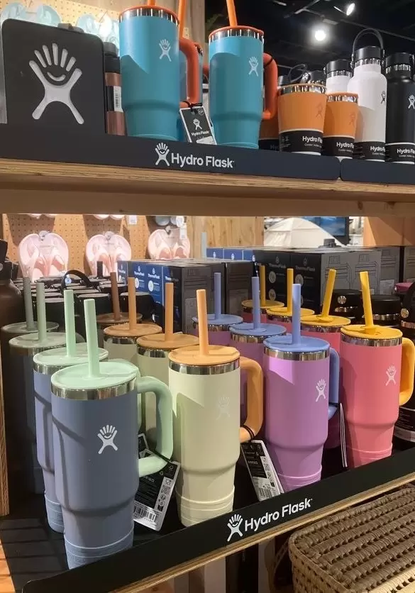 An impressive selection of YETI products! There's also a great selection of souvenirs, including new North Face items and Japan-exclusive T-shirts.