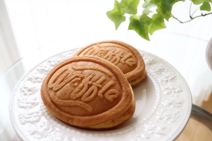 Okayama's classic souvenir, "Hakujyuji Confectionery" waffles, and a new cafe experience.