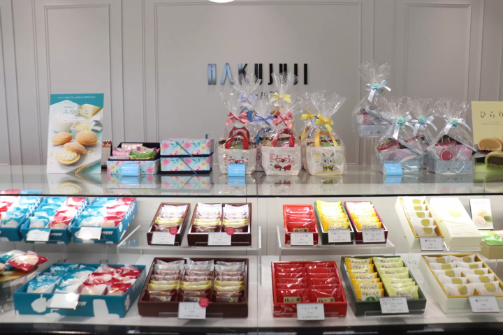 Okayama's classic souvenir, "Hakujyuji Confectionery" waffles, and a new cafe experience.