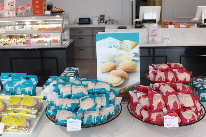 Okayama's classic souvenir, "Hakujyuji Confectionery" waffles, and a new cafe experience.