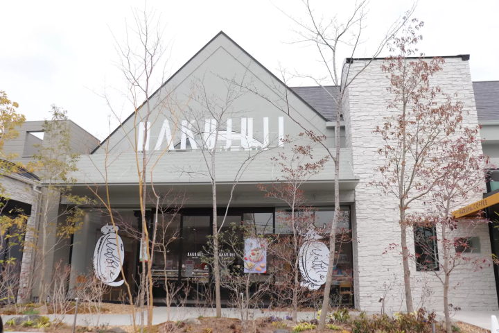 Okayama's classic souvenir, "Hakujyuji Confectionery" waffles, and a new cafe experience.