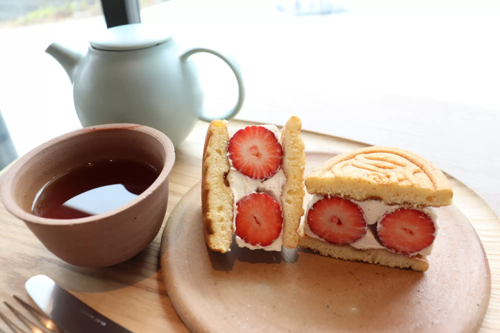 Okayama's classic souvenir, "Hakujyuji Confectionery" waffles, and a new cafe experience.