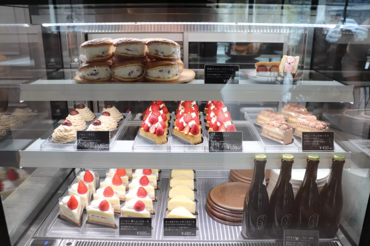 Okayama's classic souvenir, "Hakujyuji Confectionery" waffles, and a new cafe experience.