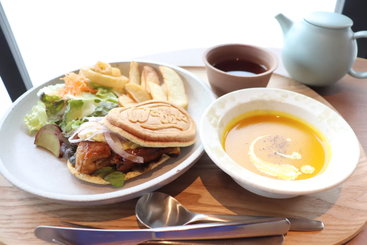 Okayama's classic souvenir, "Hakujyuji Confectionery" waffles, and a new cafe experience.