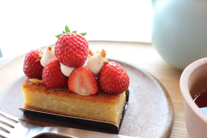 Okayama's classic souvenir, "Hakujyuji Confectionery" waffles, and a new cafe experience.