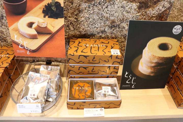 Okayama's classic souvenir, "Hakujyuji Confectionery" waffles, and a new cafe experience.