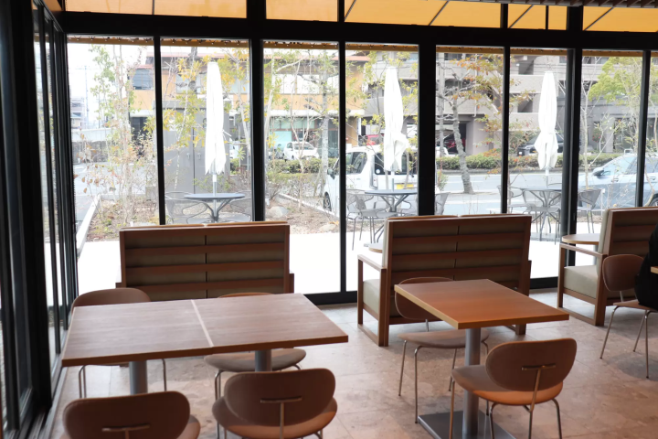 Okayama's classic souvenir, "Hakujyuji Confectionery" waffles, and a new cafe experience.