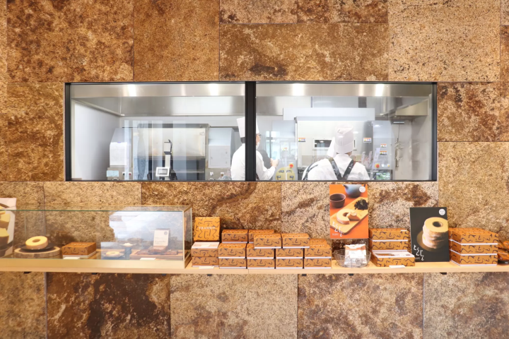 Okayama's classic souvenir, "Hakujyuji Confectionery" waffles, and a new cafe experience.