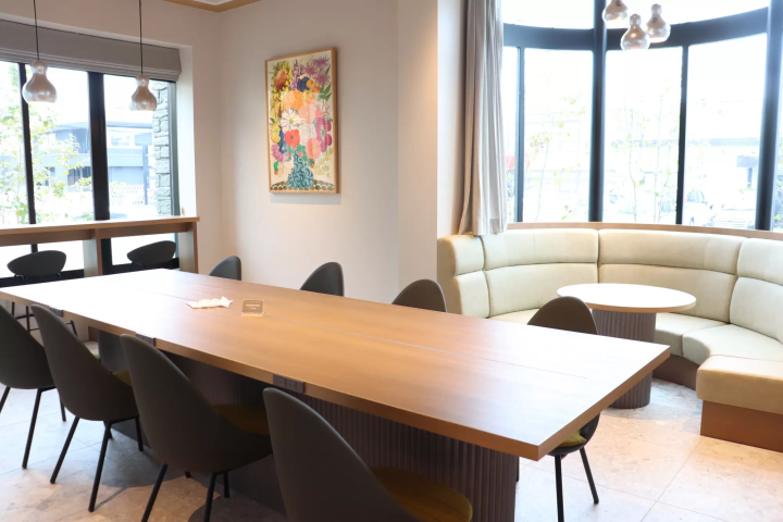 Okayama's classic souvenir, "Hakujyuji Confectionery" waffles, and a new cafe experience.