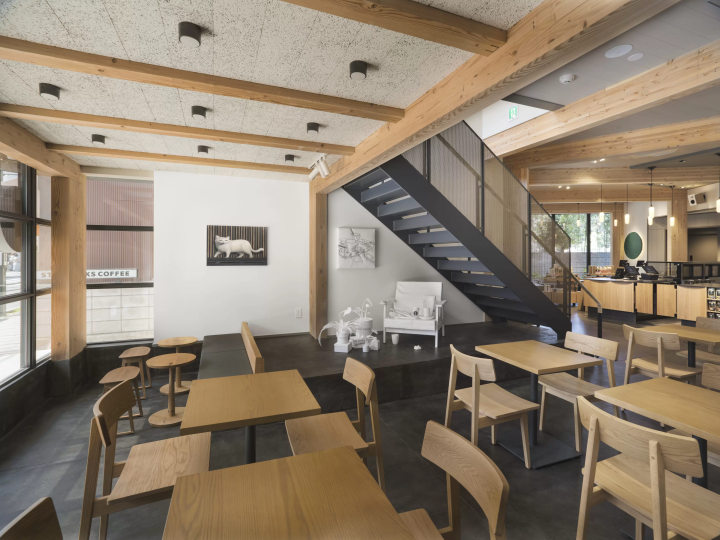 星巴克谷中御殿坂店是一棟二層樓木造建築