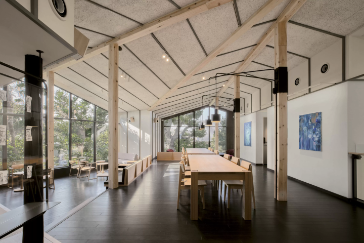 大型共享桌，是能近距離欣賞藝術作品的「特等席」