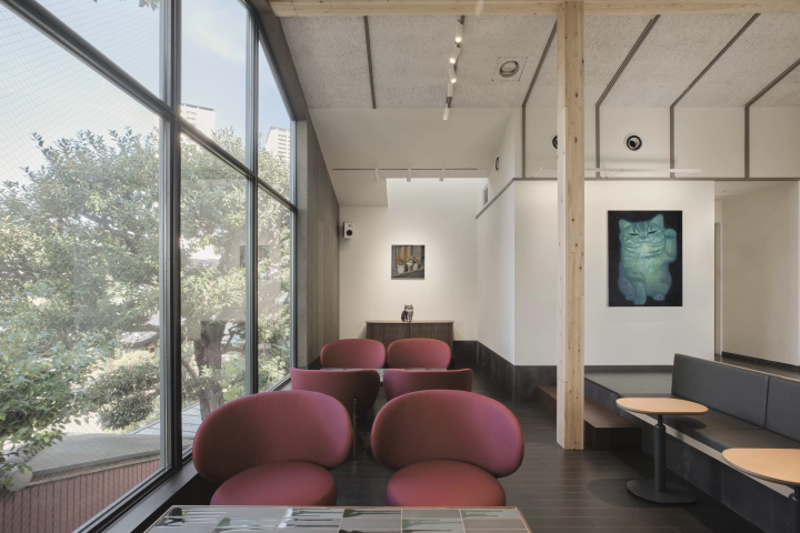 刻意將地板高度稍微降低的座位空間