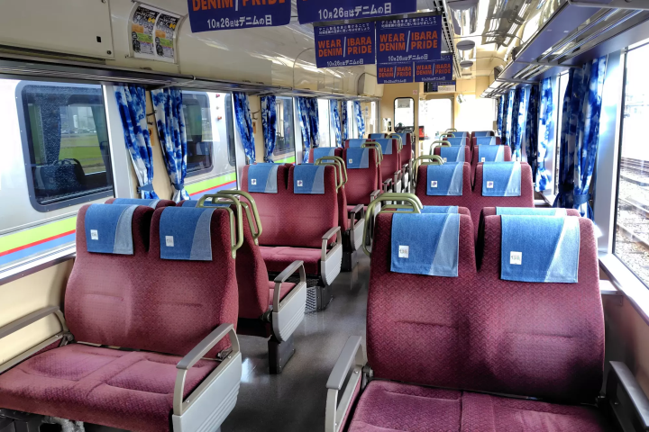 Visiting the indigo dyeing workshops on the Ibara Railway's Denim train (Ibara City)