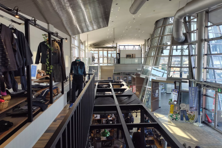 Visiting the indigo dyeing workshops on the Ibara Railway's Denim train (Ibara City)