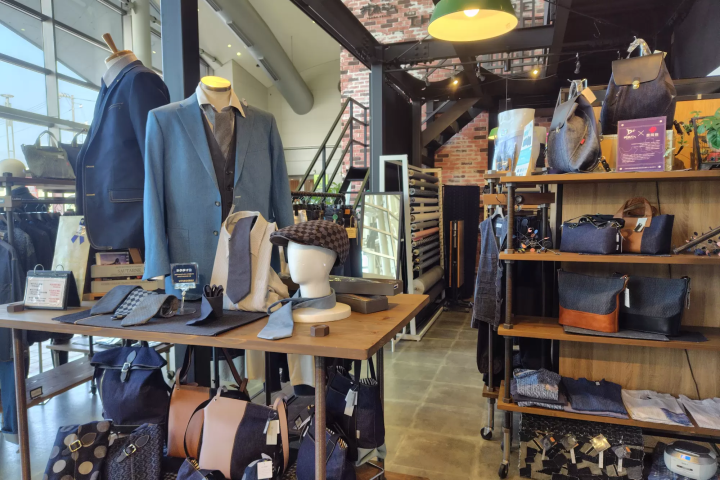 Visiting the indigo dyeing workshops on the Ibara Railway's Denim train (Ibara City)