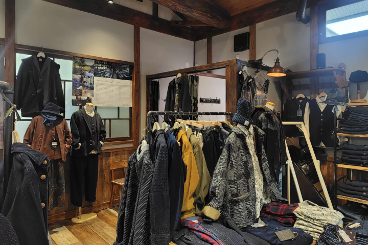 Visiting the indigo dyeing workshops on the Ibara Railway's Denim train (Ibara City)