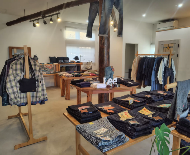 Visiting the indigo dyeing workshops on the Ibara Railway's Denim train (Ibara City)