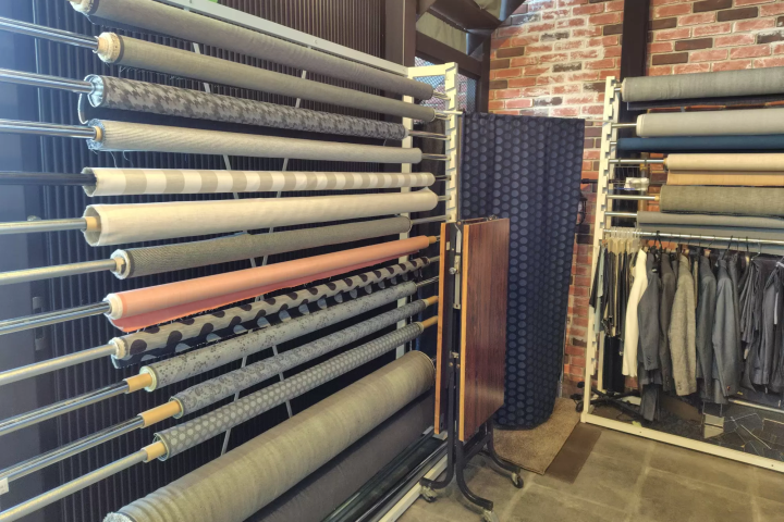 Visiting the indigo dyeing workshops on the Ibara Railway's Denim train (Ibara City)