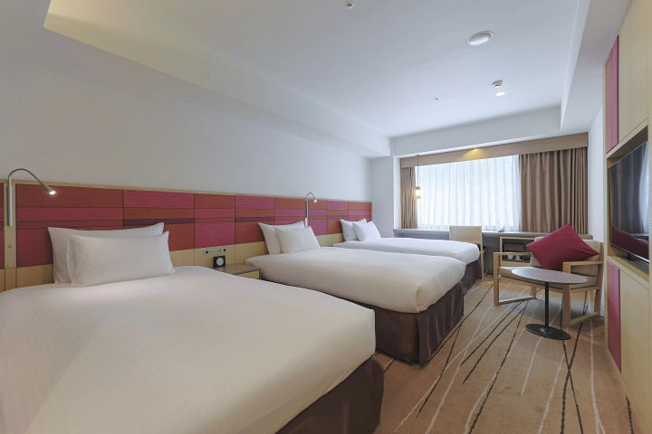 Deluxe Twin Room: This spacious 29㎡ room includes a pull-out trundle bed, allowing three guests to comfortably relax in a room with three beds. 