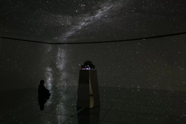 展望台中央的星象館「星空劇場」