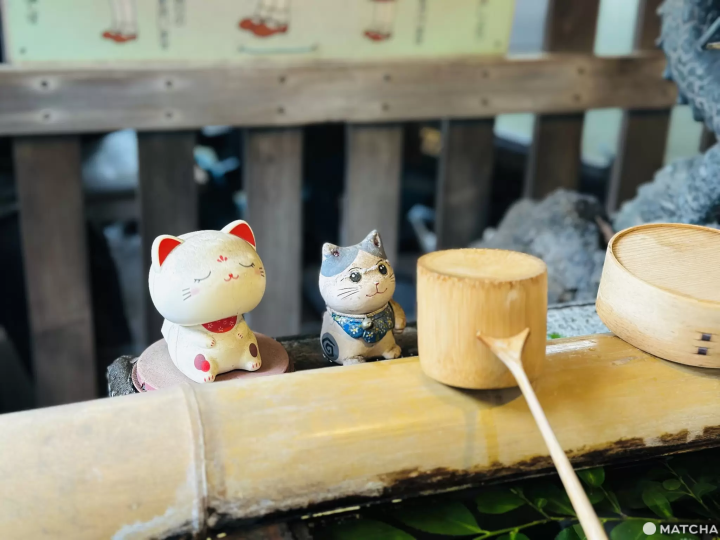戶越八幡神社洗淨雙手的地方，有可愛的貓咪公仔