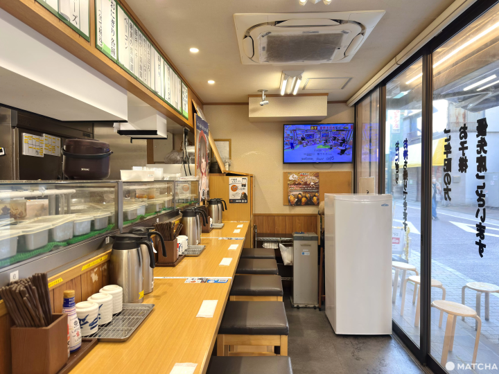 飯糰戶越屋有像迴轉壽司店一樣是吧台座位