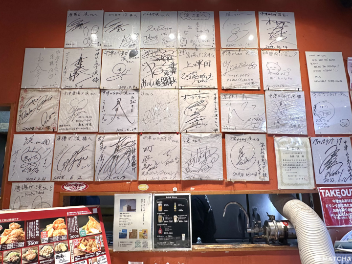 一進到中津炸雞之後，可以看到滿滿的簽名