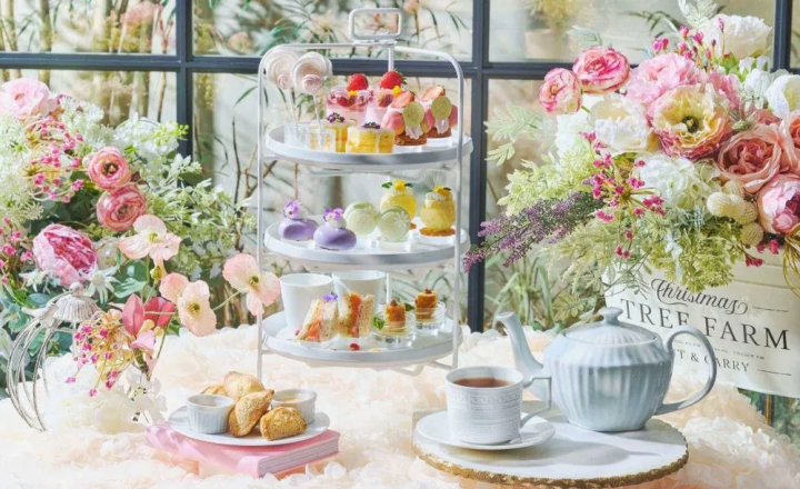 天井高のある絶景シートで季節のスイーツを堪能