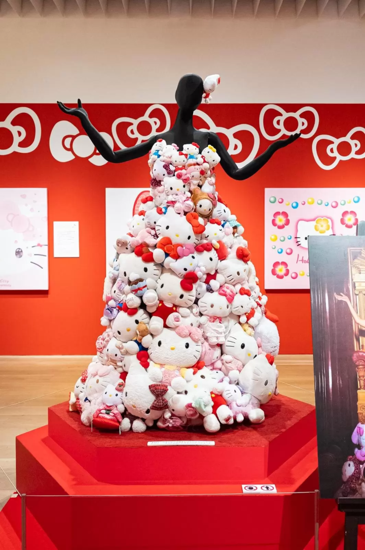 女神卡卡（Lady Gaga）曾穿過的 Hello Kitty 禮服複製品